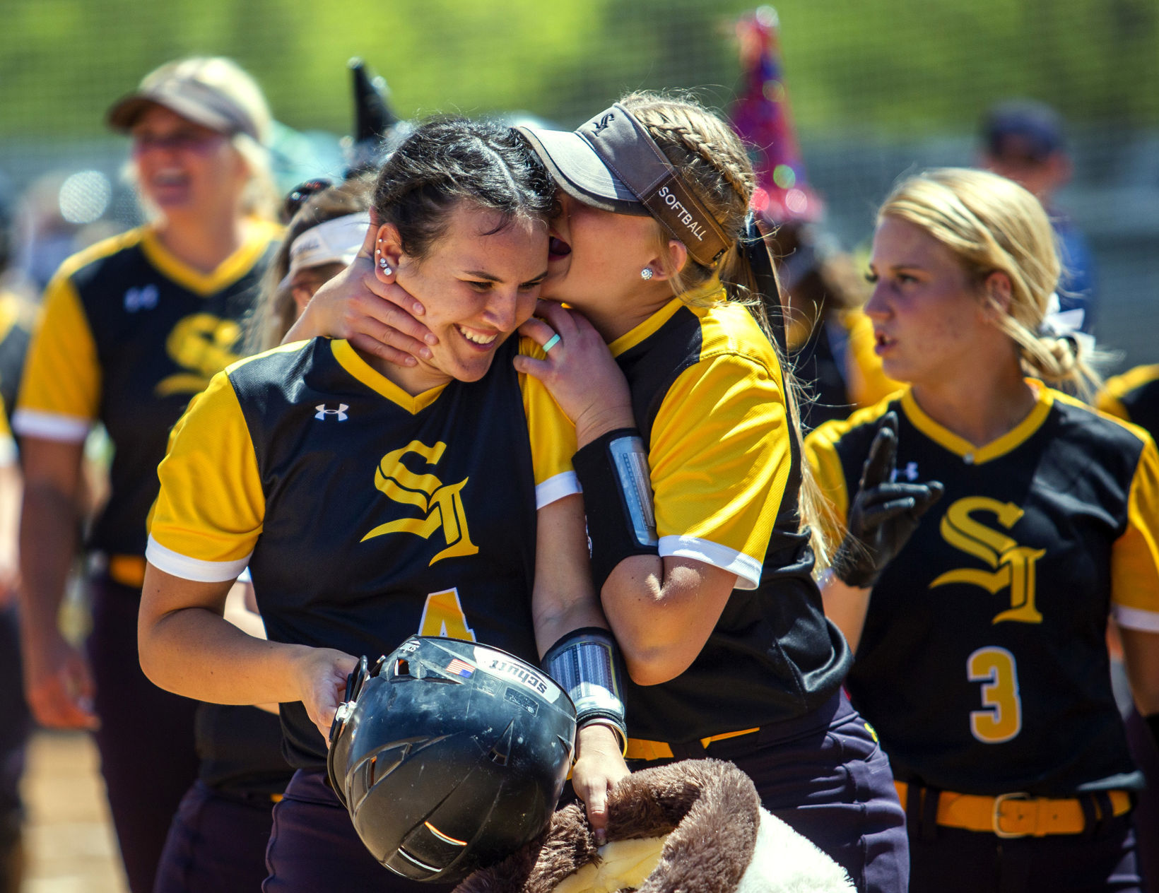 CSI defeats USU softball